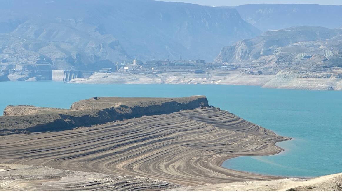 Дамба на Чиркейском водохранилище