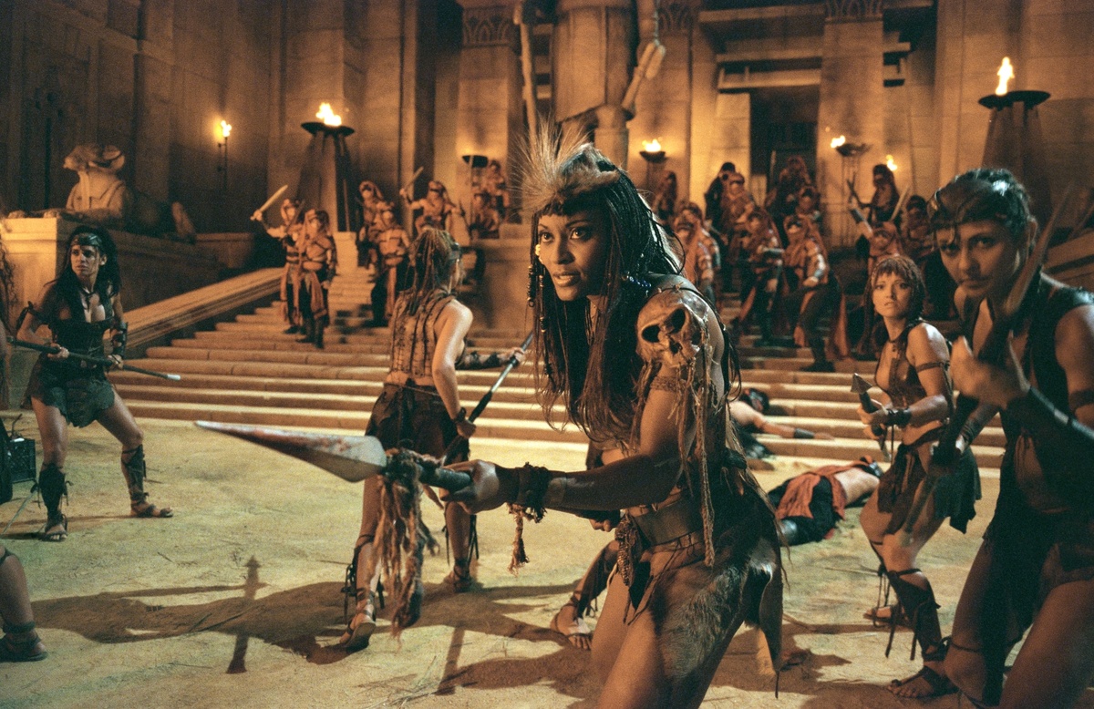 Фильм лишен массовых сцен и батальных сражений. На этом кадре максимум массовки в "Царе скорпионов"