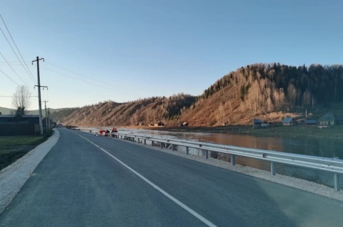    В отдалённом посёлке Горной Шории заасфальтировали центральную улицу