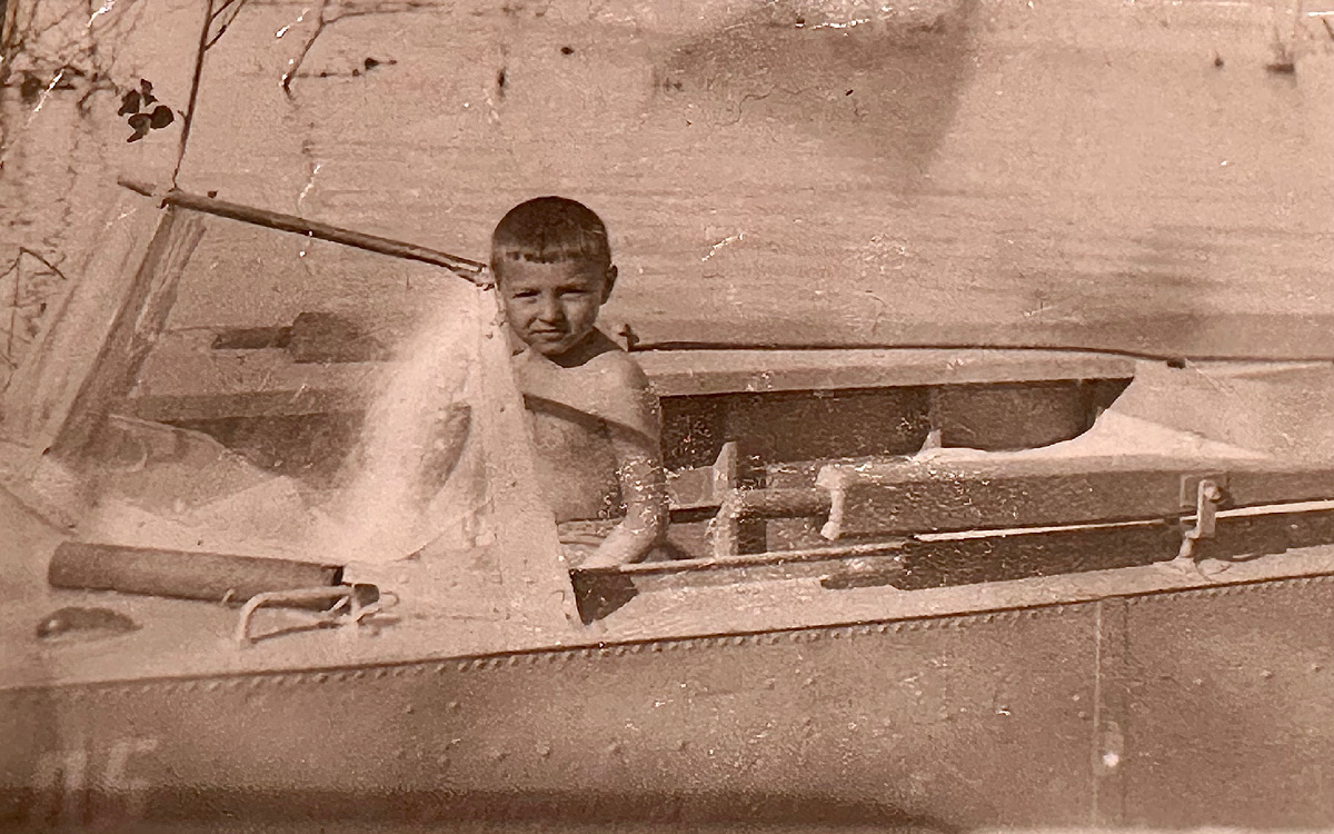 На этом катере “Прогресс» мы с папой ходили на рыбалку. Фото из семейного архива Федоренковых