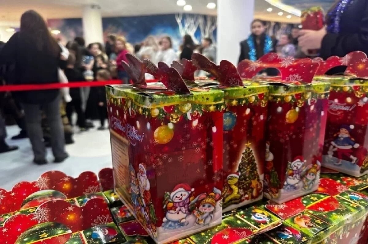    Вручение сладких подарков в декабре 2024 года