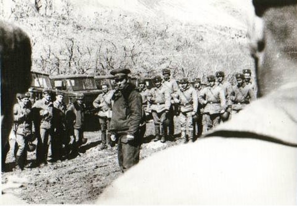 Руха, Панджшер осень 1984 год майор Письменный проводит инструктаж в парке боевых машин.