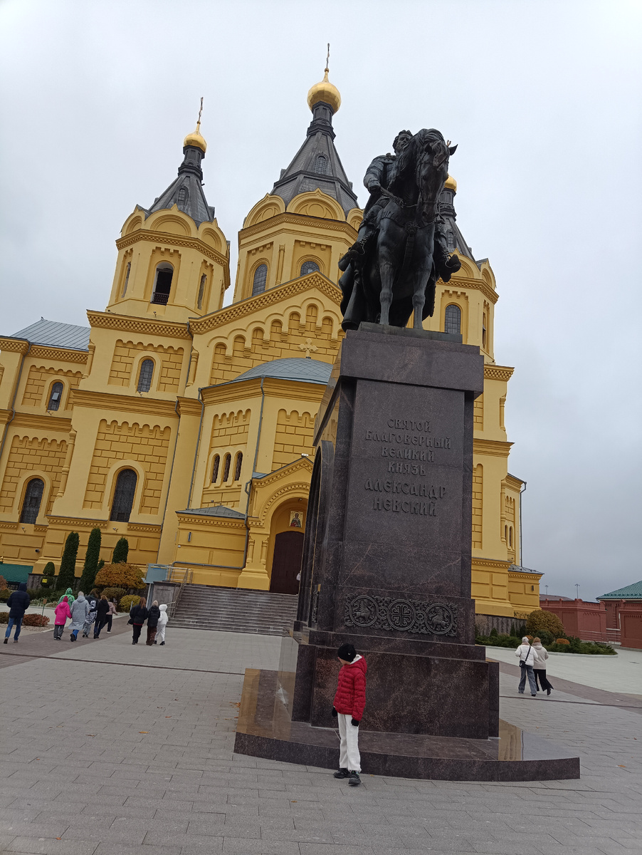 Собор Александра Невского и памятник Невскому