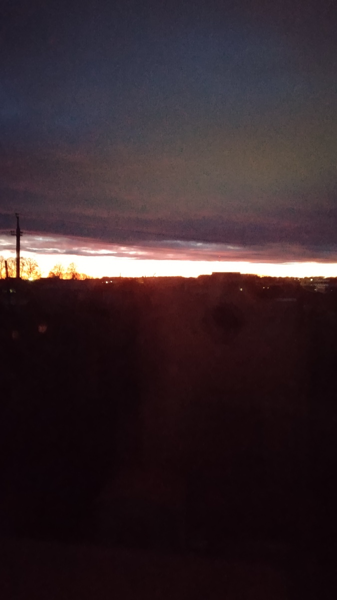 Город.Сегодня в 6ч утра. На самом деле рассвет был розовый, красиво было, но на камере не передает почему то . 🤷