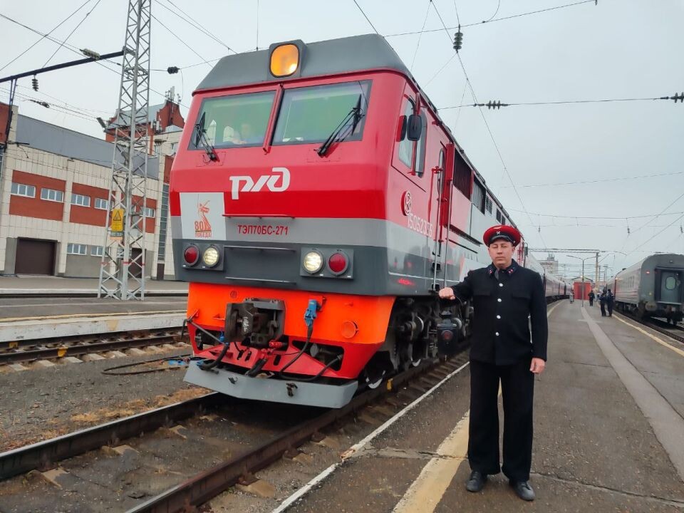    Путевой обходчик в исторической одежде в Барнауле. Источник: Пресс-служба Западно-Сибирской железной дороги