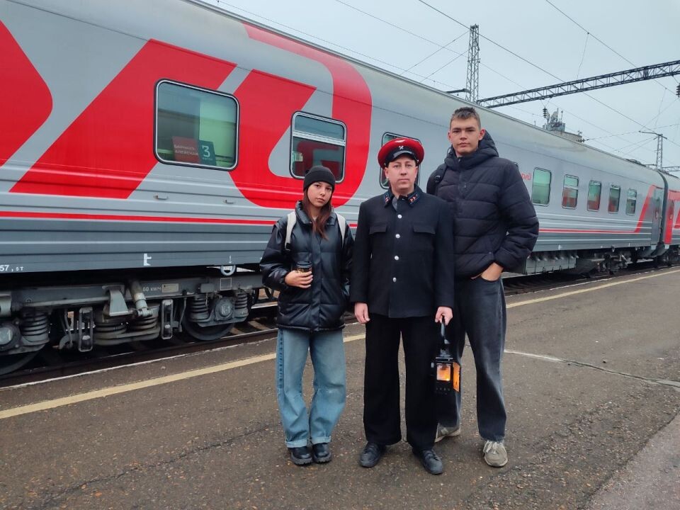    Путевой обходчик в исторической одежде в Барнауле. Источник: Пресс-служба Западно-Сибирской железной дороги