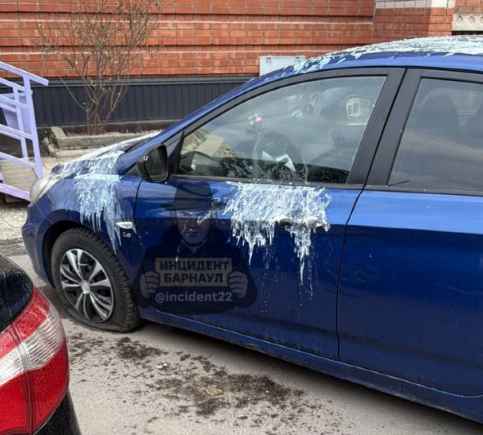    Пострадавшая от кислоты машины. Источник: "Инцидент Барнаул"