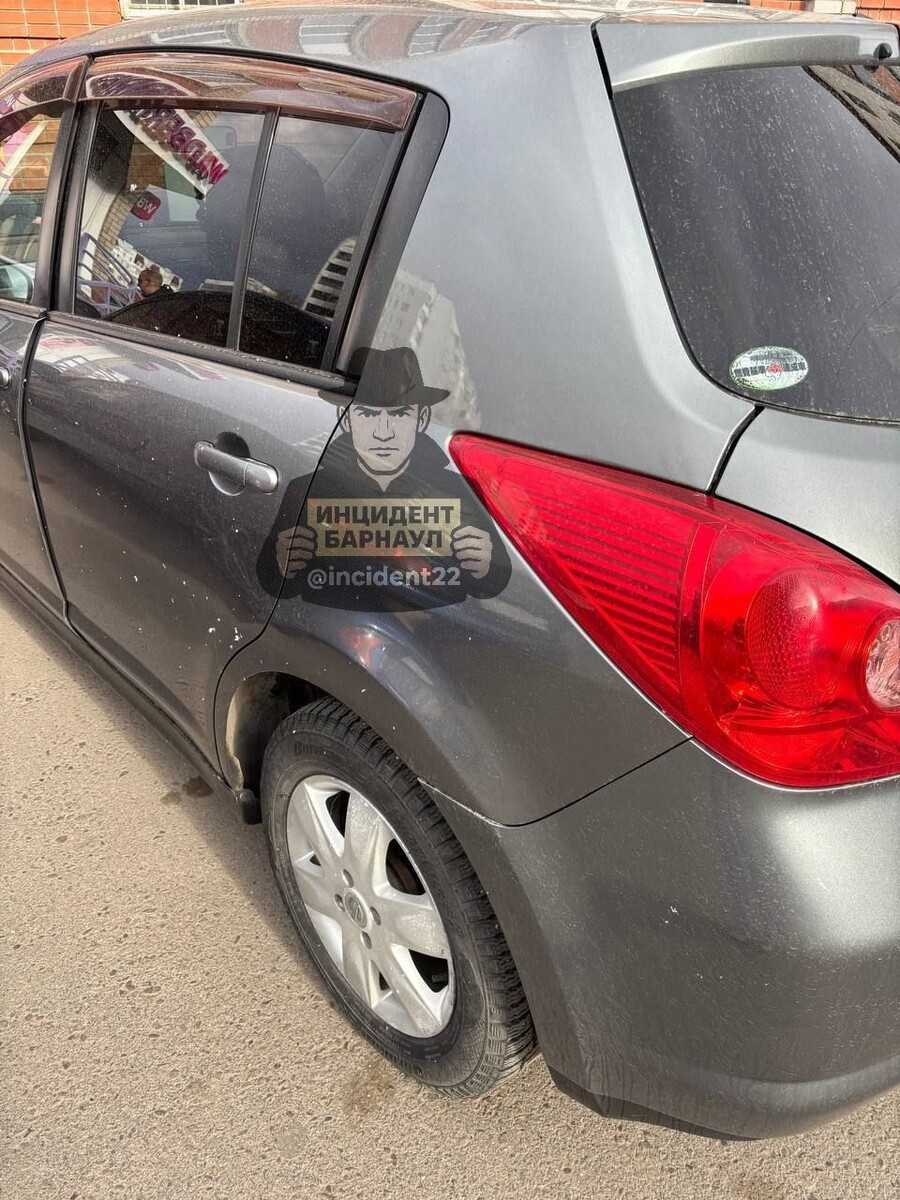    Пострадавшие от кислоты машины. Источник: "Инцидент Барнаул"