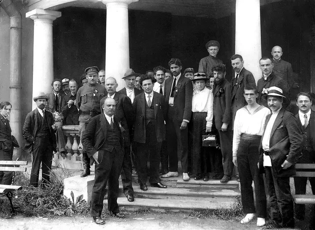 © commons.wikimedia.org
Участники II Конгресса Коминтерна. В центре - Владимир Ленин, Максим Горький и Григорий Зиновьев. Слева: Лев Карахан (второй), Карл Радек (третий), Николай Бухарин (пятый). Единственная женщина - Мария Ульянова.