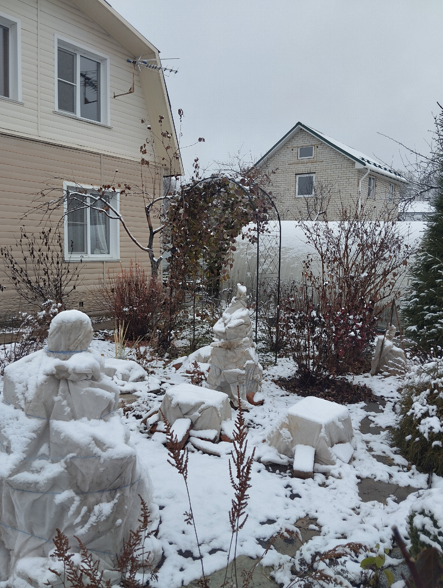 На участке снег лежит