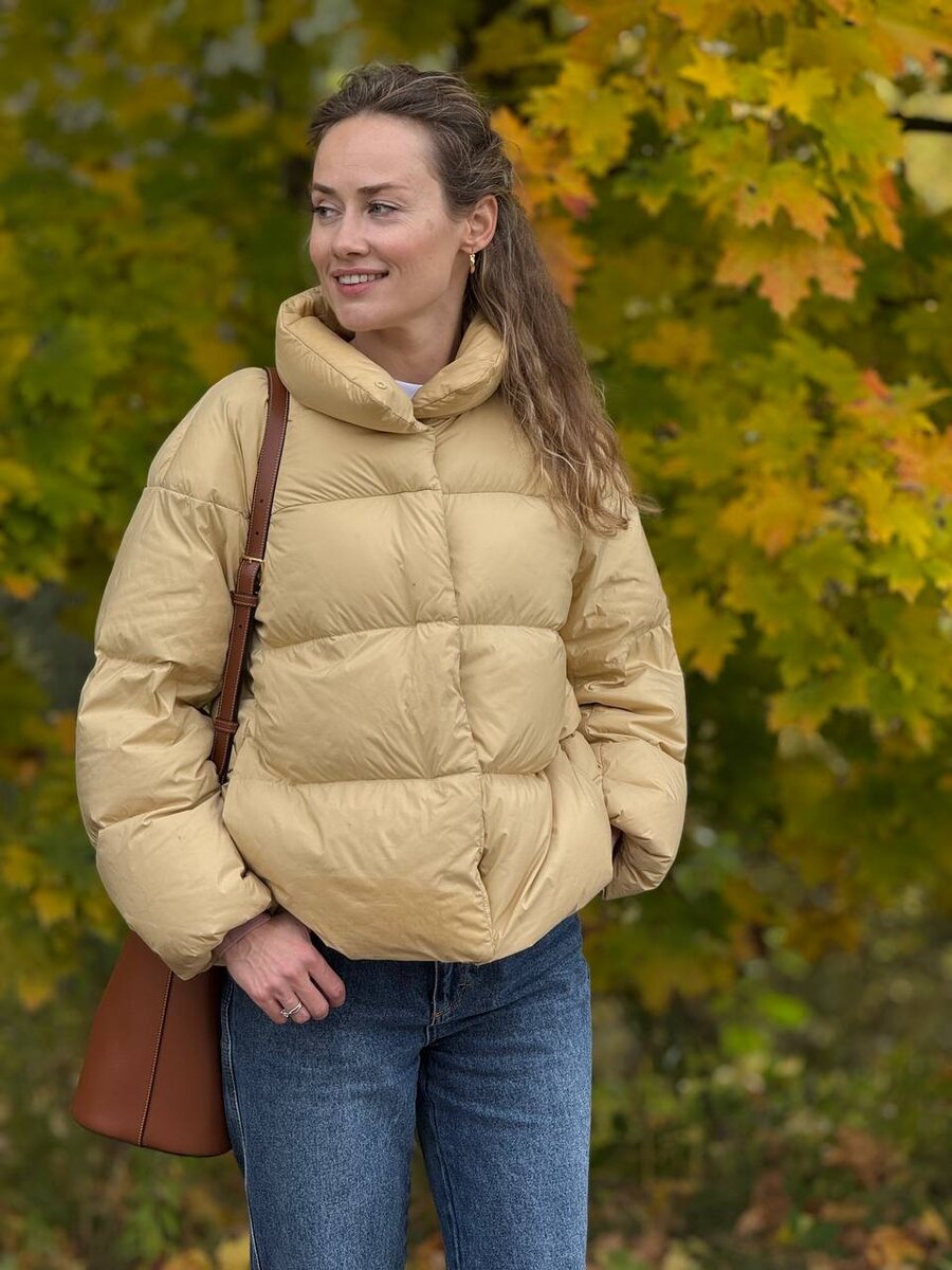 На фото, ведущая прогноза погоды на канале ТВЦ Анастасия   Ларионова