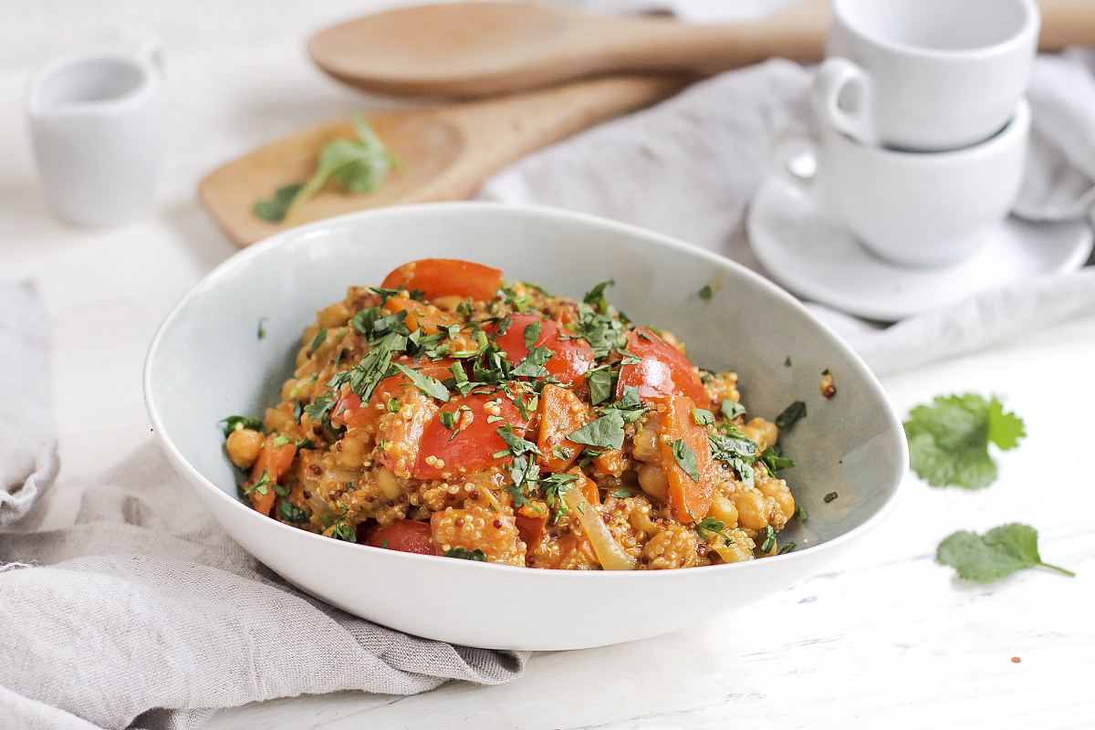 Карри из киноа и нута на кокосовом молоке с протёртыми томатами