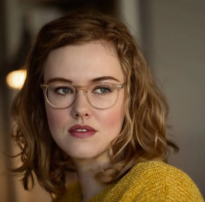 Кэролайн Хардейкер - молодая, но уже достаточно успешная британская поэтесса и писательница.