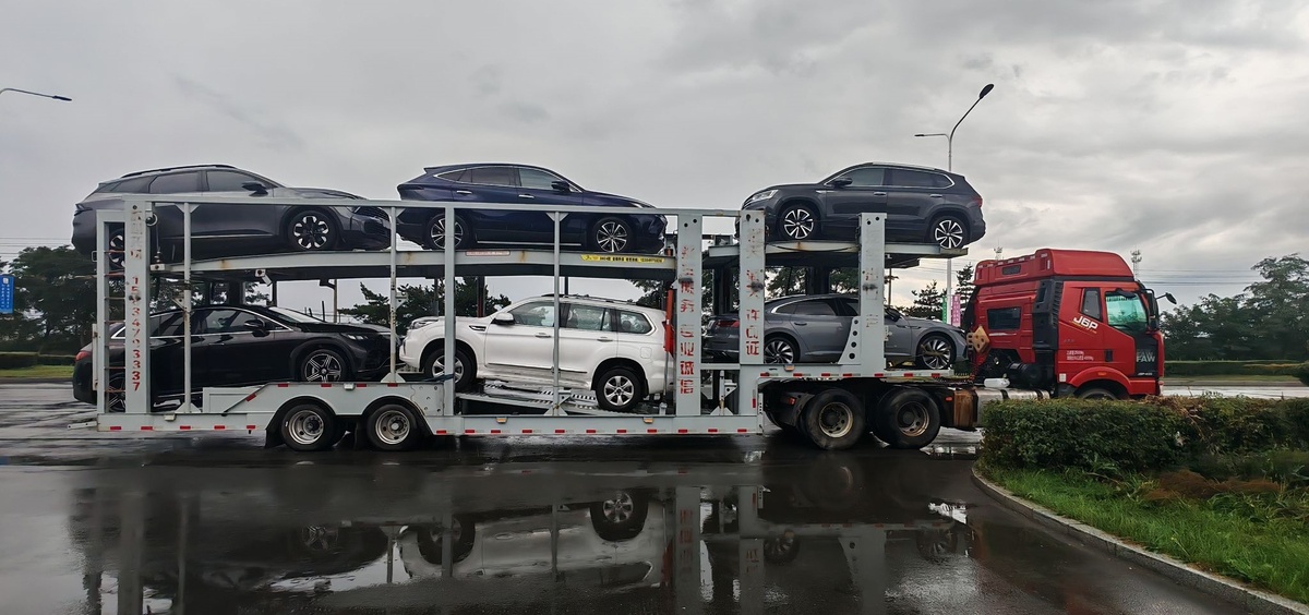 Автовоз в Хуньчуне перед выездом в Россию. Фото: East CARavan