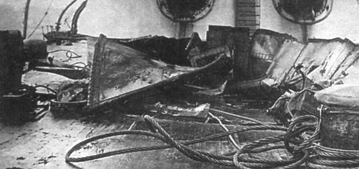 Обломки сорванной наделки у носовой башни "Парижской коммуны"