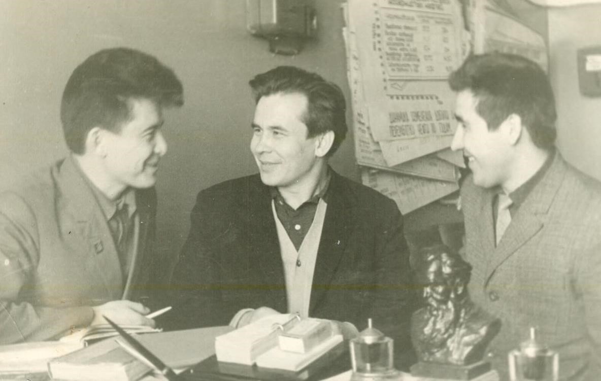 Выпускник Уфимского нефтяного института, Рагиб Гимаев (на фото справа) с 1966 года работал на кафедре технологии нефти и газа. На фото с коллегами Юниром Абызгильдиным (слева) и Сафой Ахметовым (в центре).