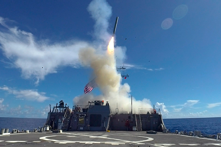    «Не все 4 тысячи Tomahawk вооружены ядерным зарядом, а только половина или чуть больше. Соответственно, сколько из этой половины прорвется мимо выстроенной обороны и сколько достигнет цели?».   
Фото: © US Navy / via Globallookpress.com / www.globallookpress.com