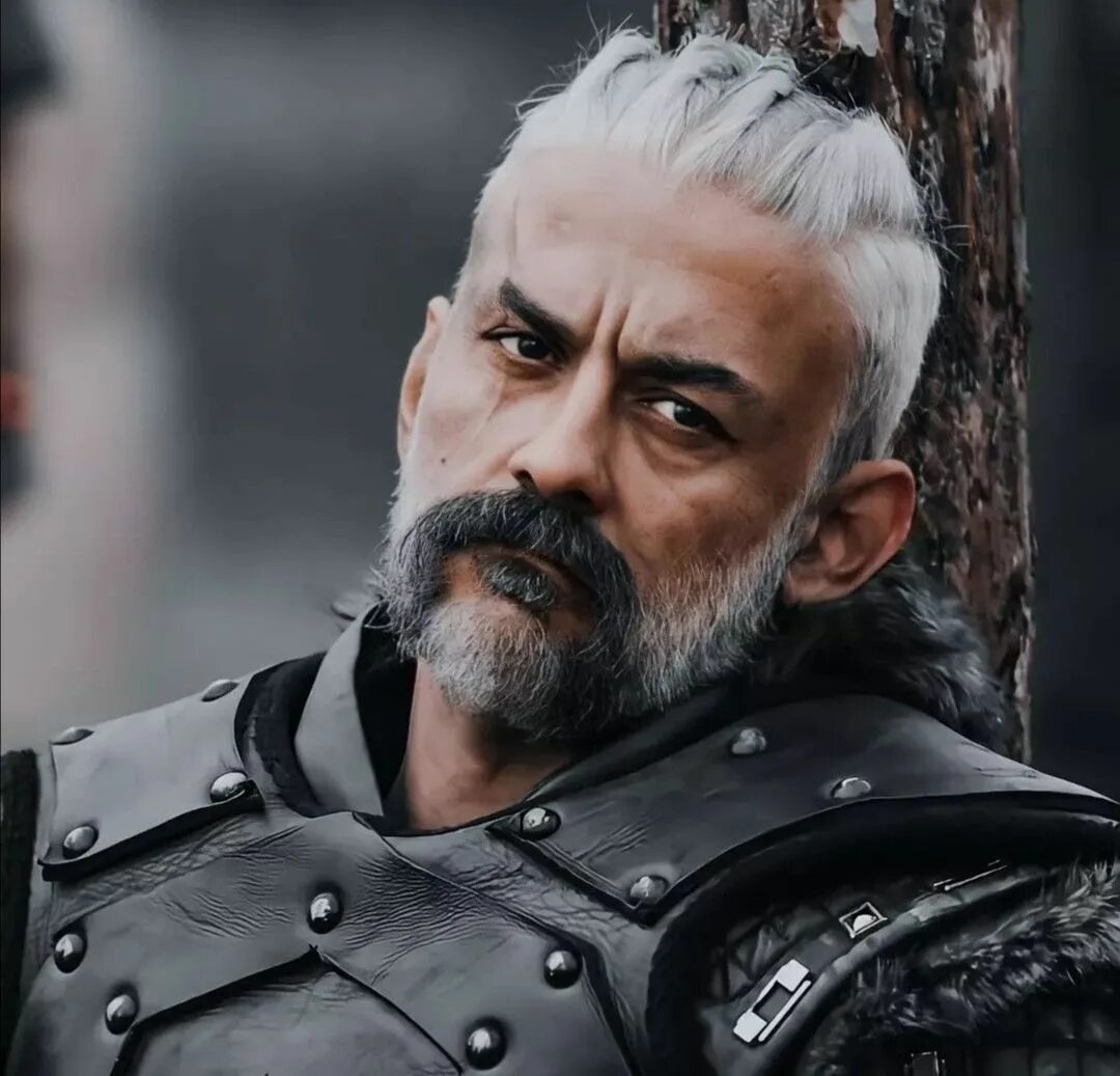 Главным послом был муж Дайе - Салтук. 