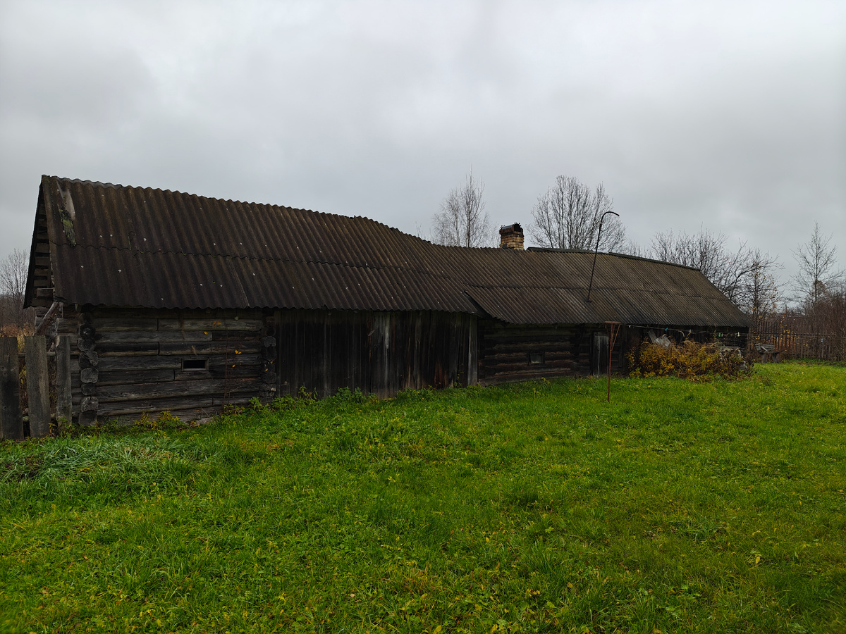 Когда-то хлев, сарай, дровяник, теперь ветшает 