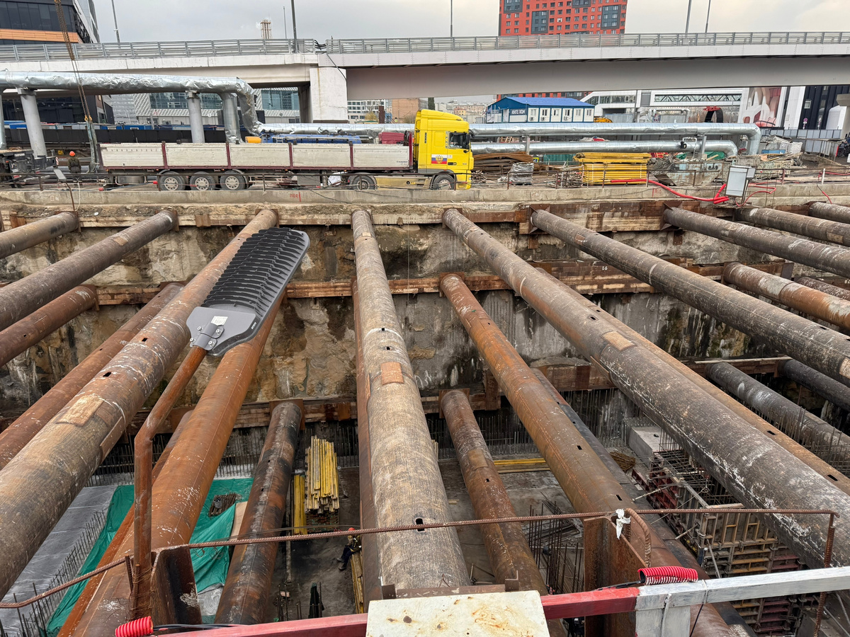 📷 1.1: В котловане около станции Троицкой линии растут монолитные конструкции.