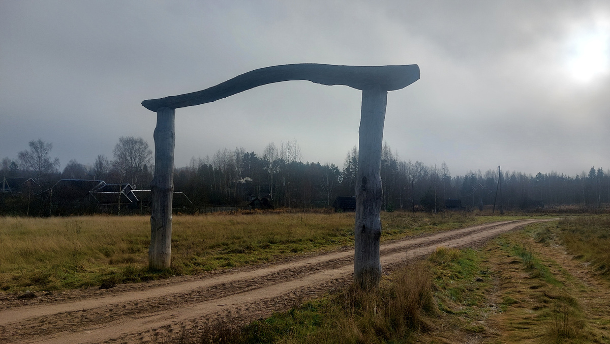 Въезд к подворью похож на синтоистские ворота тори