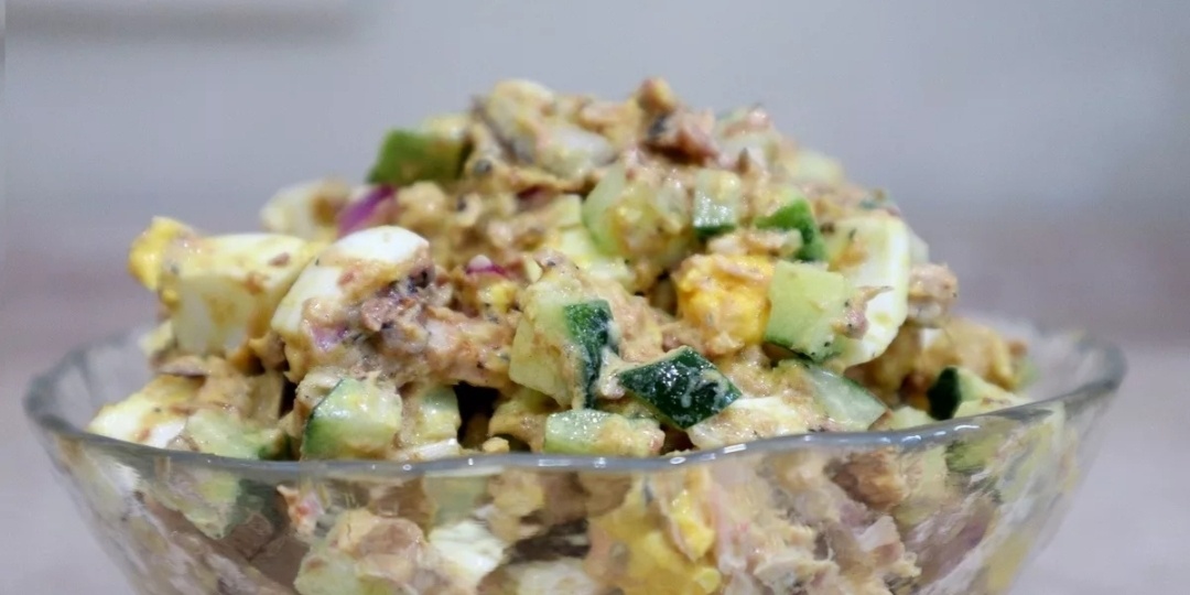 Салат с сайрой — идеальный выбор для быстрого, вкусного и полезного блюда!