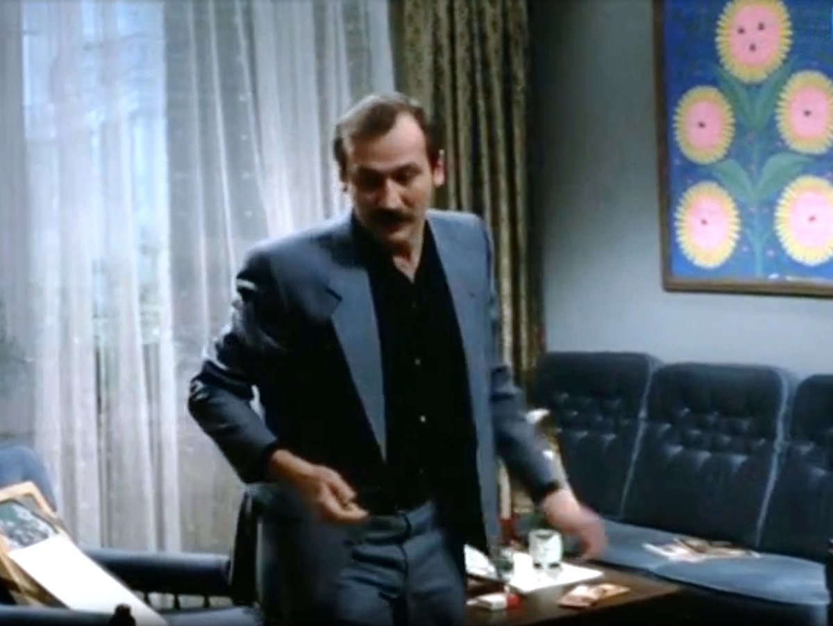 Скриншот автора. "Забытая мелодия для флейты". Огромная коробка шоколадных конфет была в 80-е годы прошлого века дефицитом. Сейчас на прилавках магазинов есть десятки сортов самых разных конфет. 