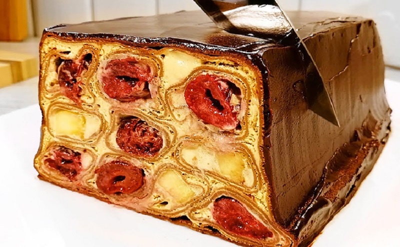 Очень вкусный и необычный торт: шоколадные блины, нежный крем и ягоды для особых случаев