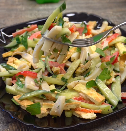 Лёгкий салат с кальмарами и яичными блинчиками — просто и очень вкусно