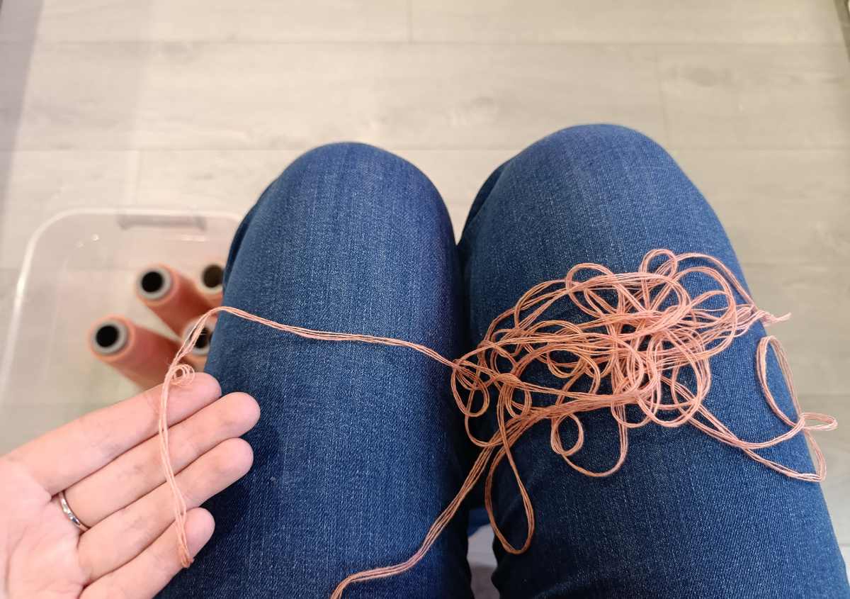 На фото видно: соединяла четыре нити, складывая нить на правую ногу. В галерее два фото
