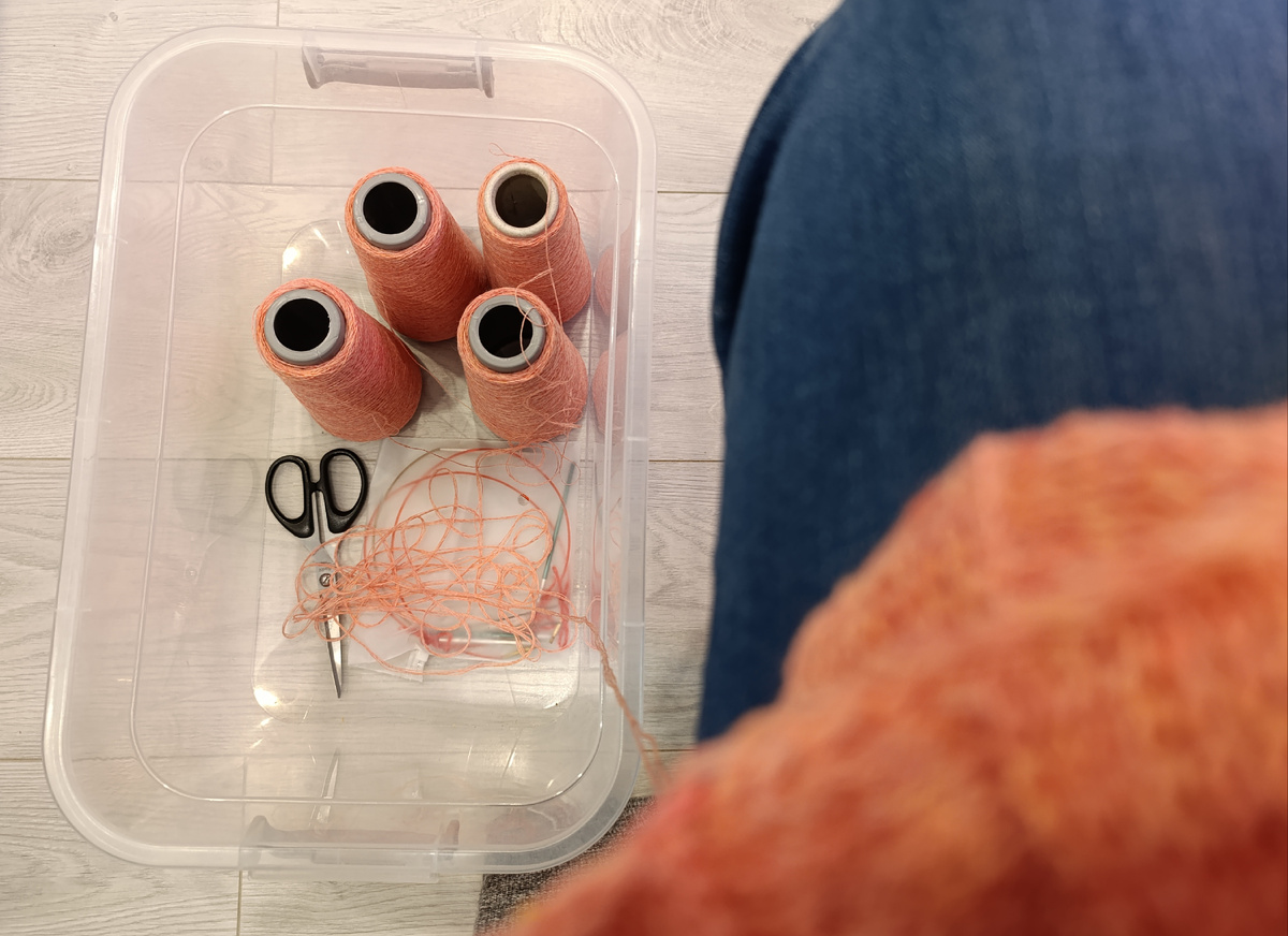 Пересняла нитку в обратном порядке внутрь короба, колени теперь свободны, можно вязать