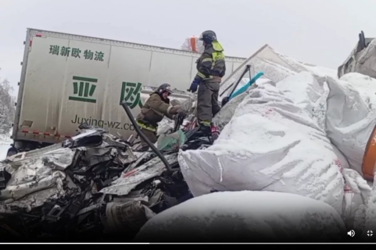    На трассе «Сибирь» в Иркутской области столкнулись 4 фуры, есть погибшие