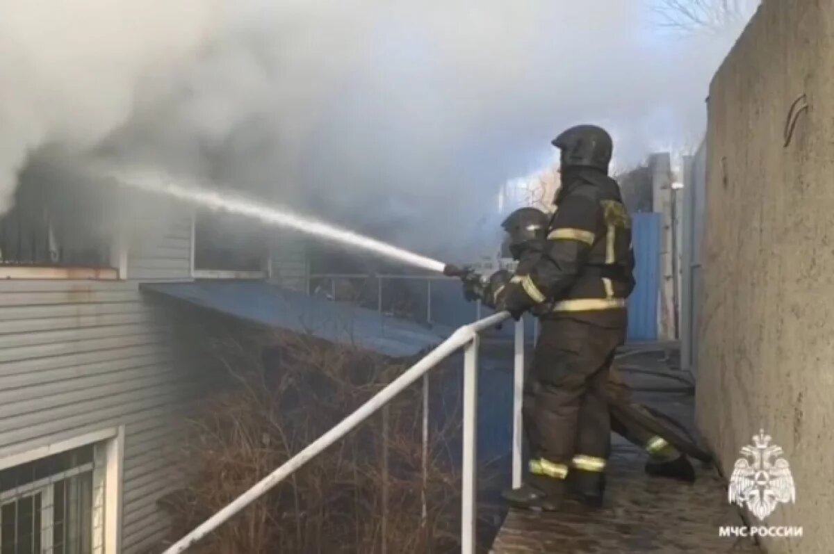    Во Владивостоке тушат крупный пожар в автомагазине