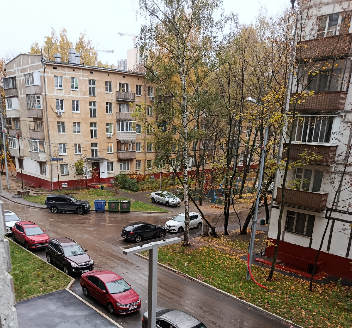 Старые хрущевки на улице Маршала Чуйкова