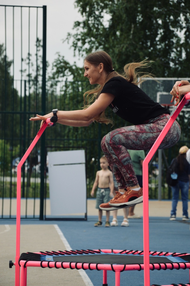  Польза в каждом прыжке: знакомство с джампингом
 
 Для многих новосибирцев «Здоровофест» стал открытием. Мы с гордостью рассказывали гостям о ключевых преимуществах джампинг-фитнеса:
 
 · Эффективность: объясняли, что 10 минут прыжков равны 30 минутам бега.
 · Безопасность для суставов: рассказывали о щадящей нагрузке благодаря амортизации.
 · Антистресс-эффект: и это гости смогли прочувствовать на себе — после пары минут на батуте хандра и усталость улетучивались сами собой!