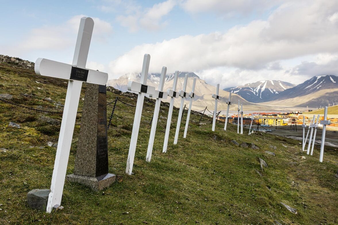    На кладбище недалеко от Лонгйира находятся захоронения, оставшиеся после пандемии гриппа 1918 года. Исследование 1998 года по поиску вируса не удалось из-за плохой сохранности тел. Фото: Lukasz Larsson Warzecha