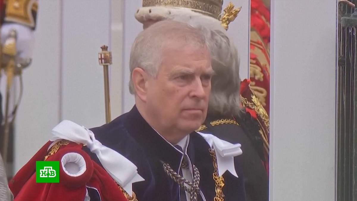    Эндрю больше не принц: Карл III лишил брата всех титулов и выселил из имения