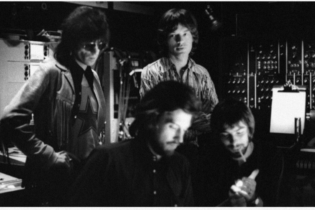 Кит Ричардс, Мик Джаггер, продюсер Джимми Миллер и звукоинженер Глинн Джонс в студии