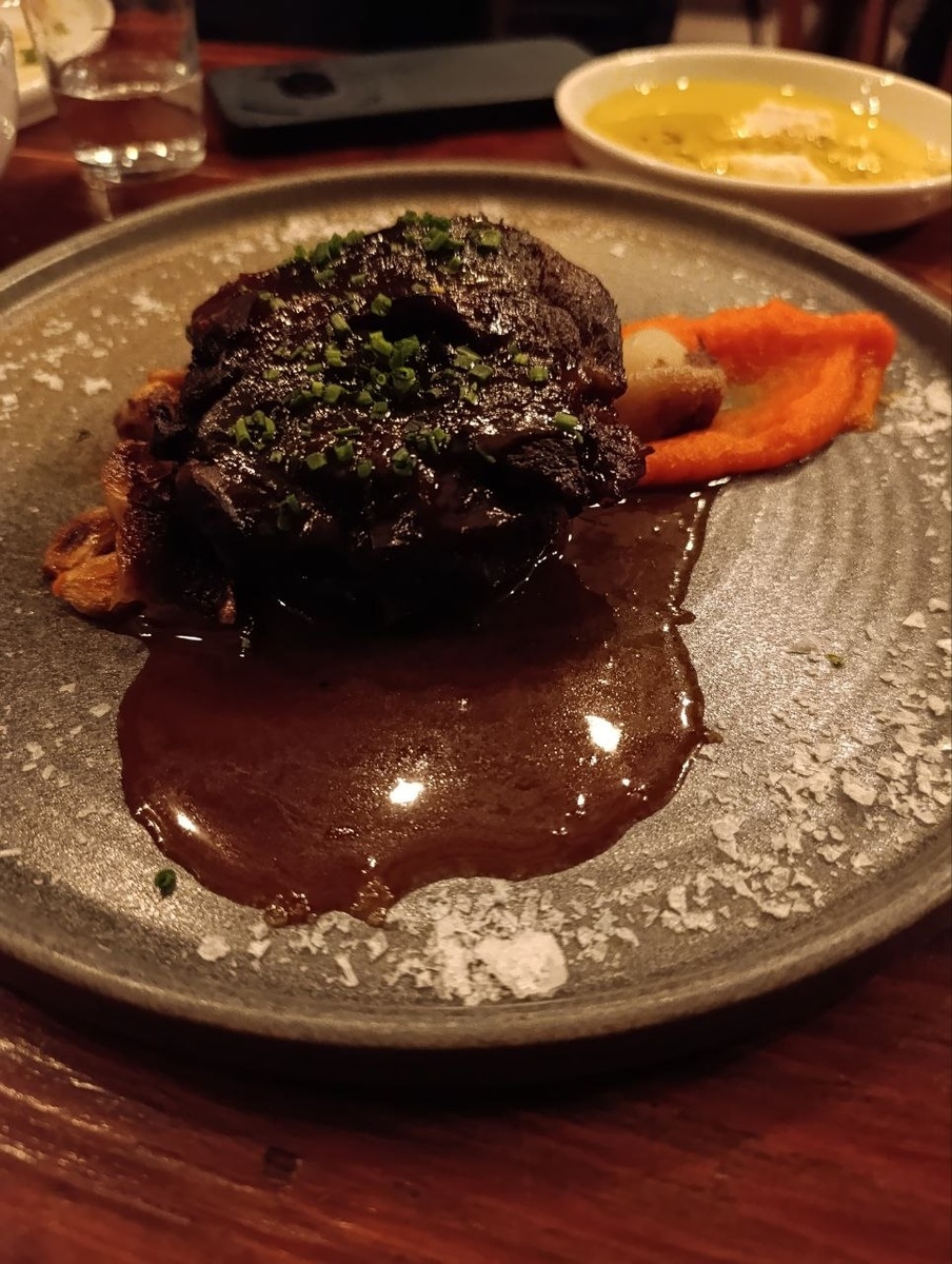 Идеальный деми-глас и нежные тающие щечки, с морковно тыквенным пюре. За такую находку в Стамбуле и звезды не жалко