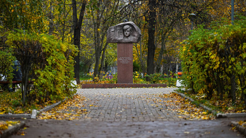 Багрицкий снимал жилье в нескольких домах в Кунцево. Бюст поэта стоит на улице его имени неподалеку от места, где был дом, в котором он прожил дольше всего.📷Фото: Антон Великжанин / Коммерсантъ