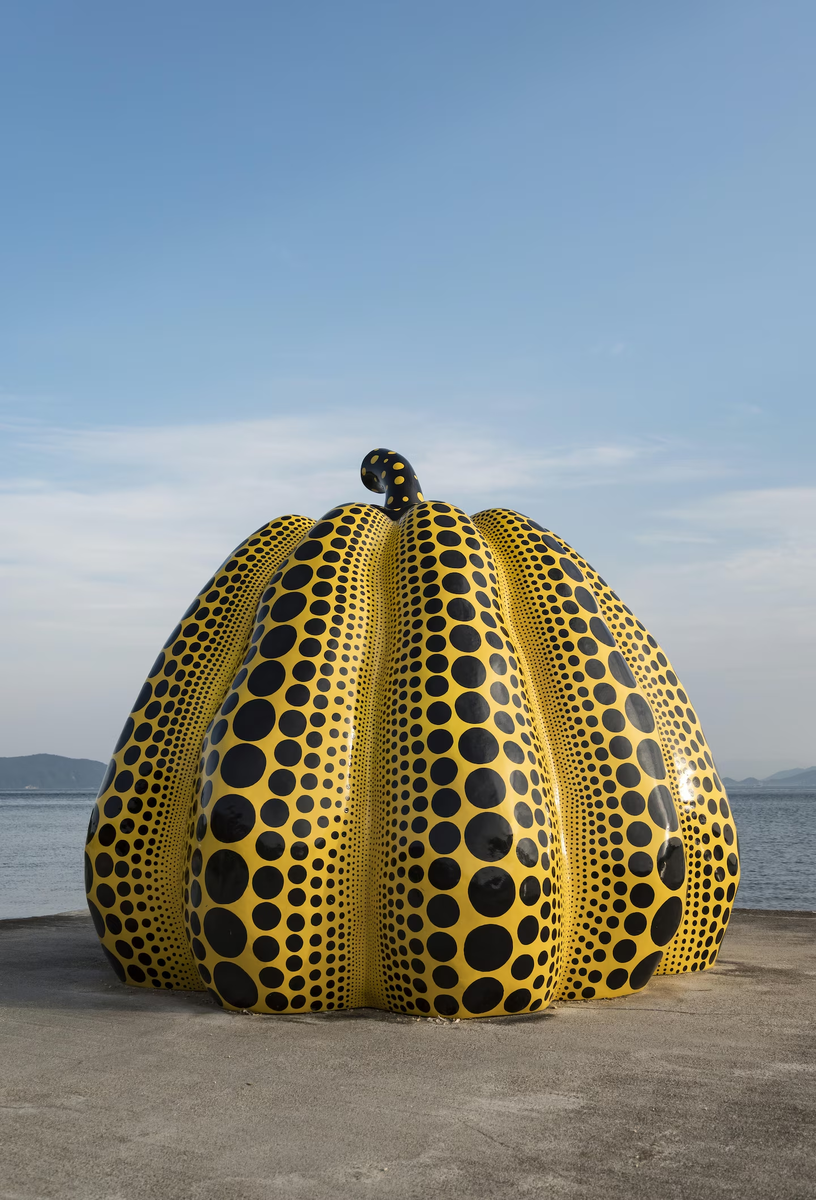 Скульптура «Тыква» в Наосиме, Япония. (Petr Svarc/imageBROKER/Shutterstock)
