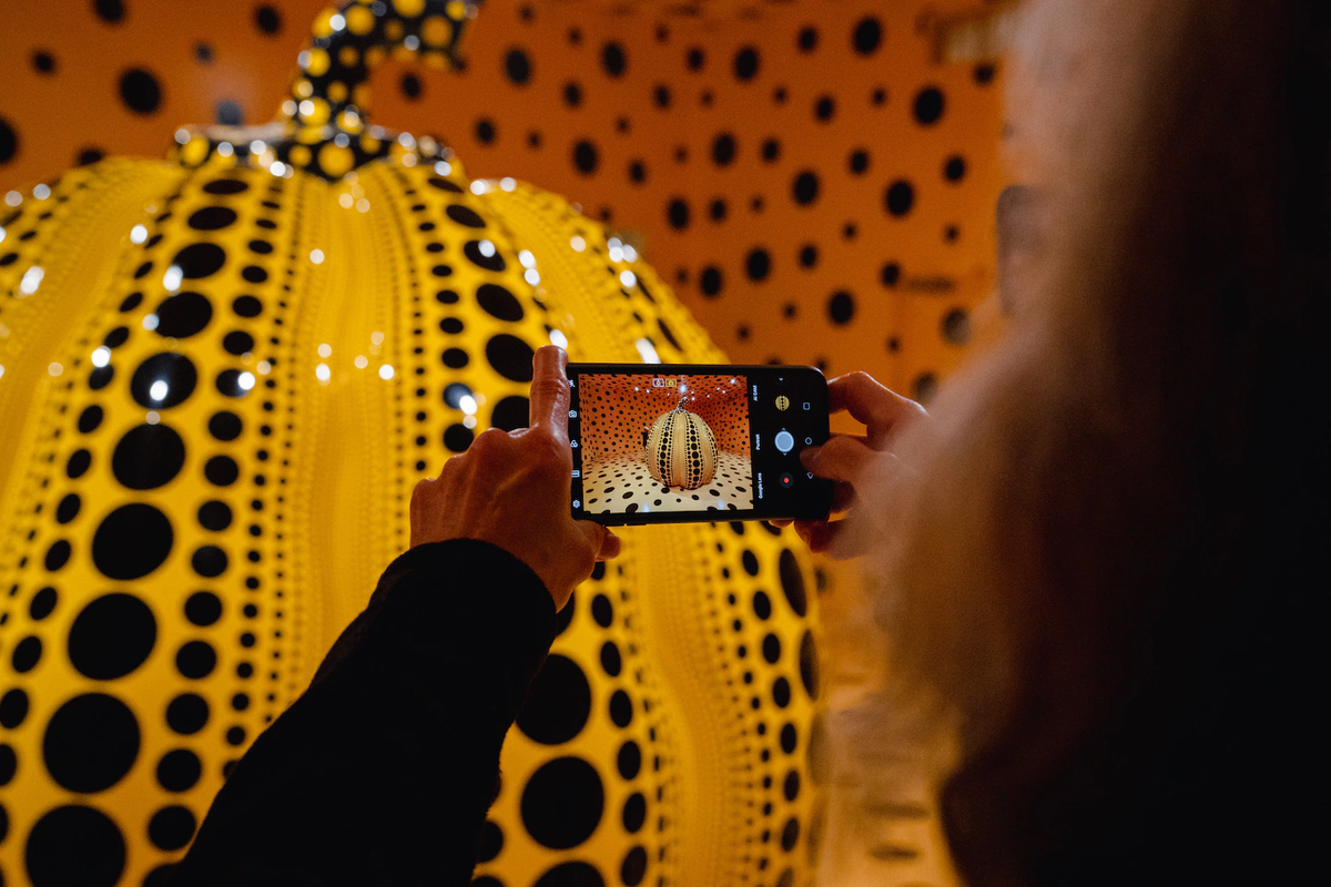 Посетитель фотографирует монументальную «Тыкву» Кусамы в Хиршхорне в 2022 году. (Shuran Huang/For The Washington Post) 