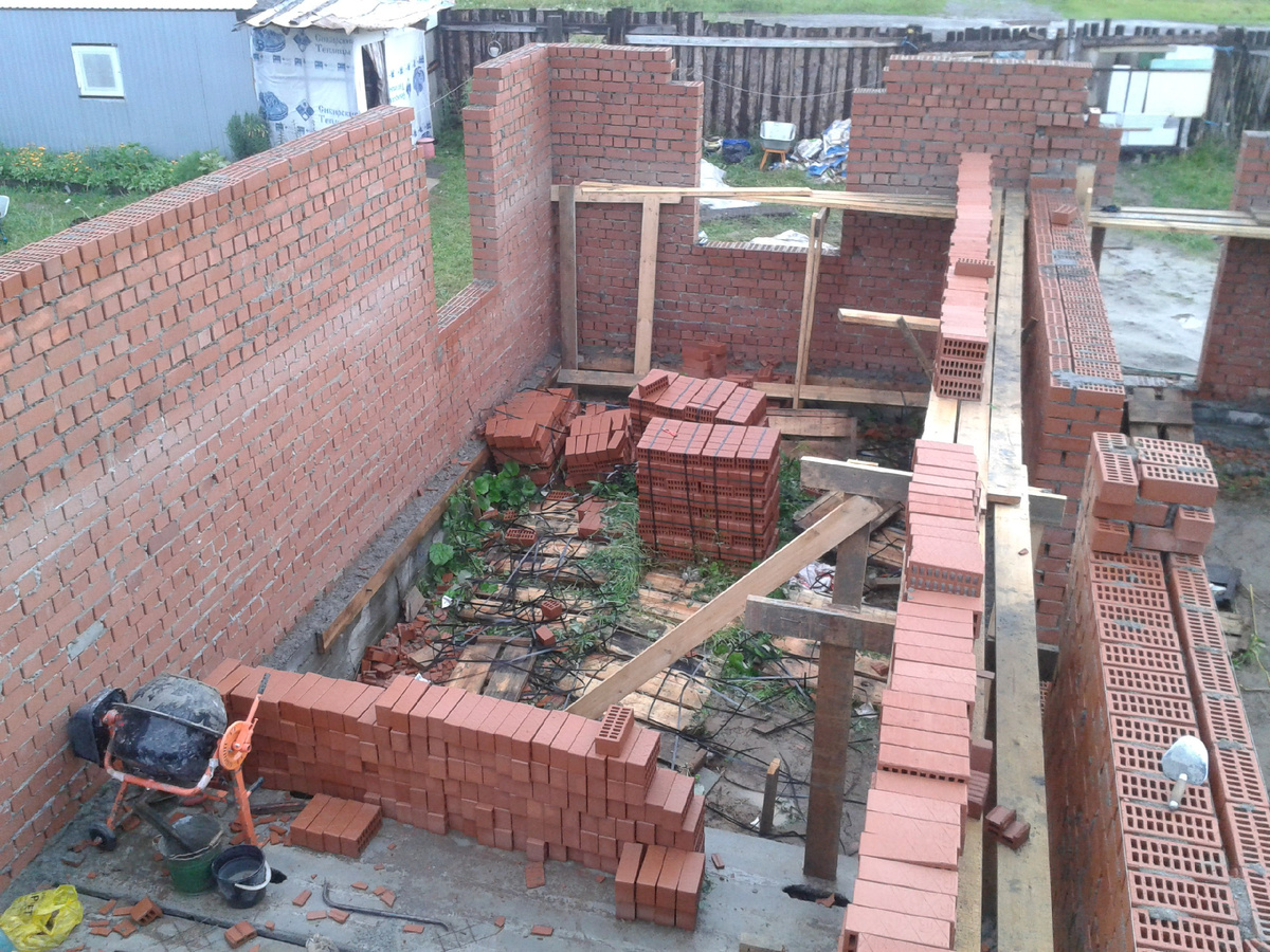 Этот цемент ушел на изготовление раствора для кирпичной кладки первого этажа.