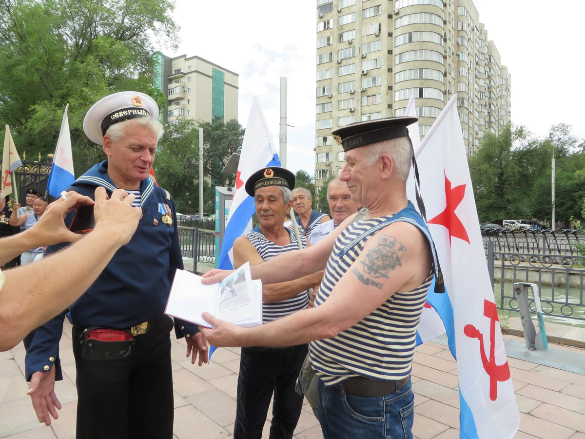   На фото: в форме кинооператор Виктор Королев и автор.