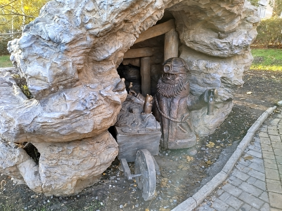 Фигура Шубина (духа шахты) на Набережной Кальмиуса появилась недавно.