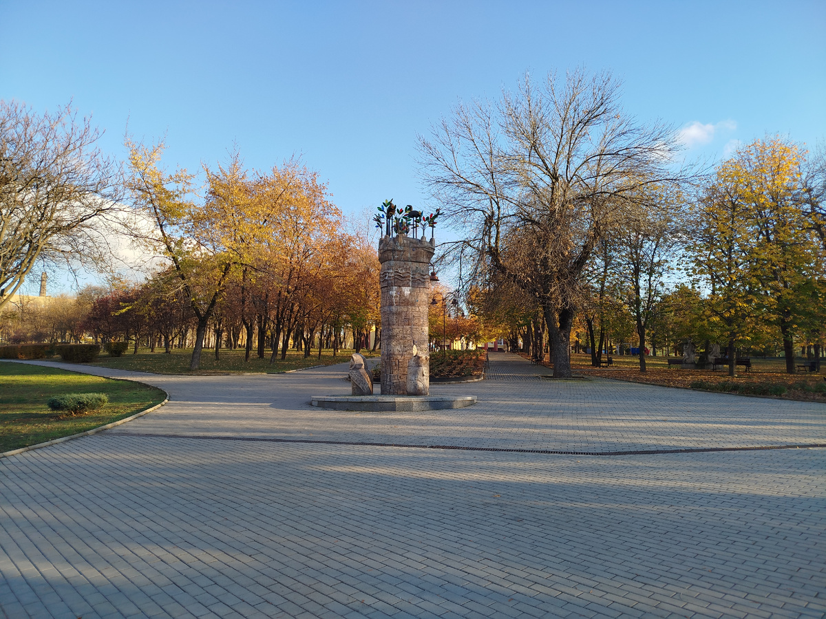 Один из входов в Парк Победы со скульптурами пёсика, котика и совы.