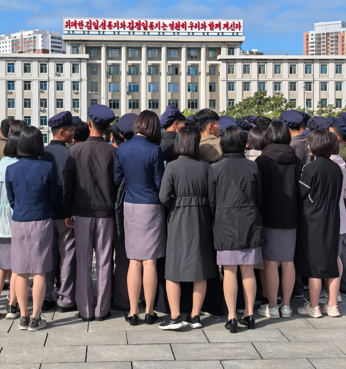 Студентки пришли на экскурсию.