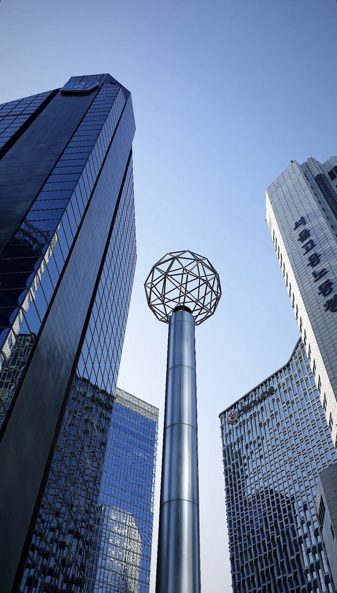 Скульптура «Глобус»