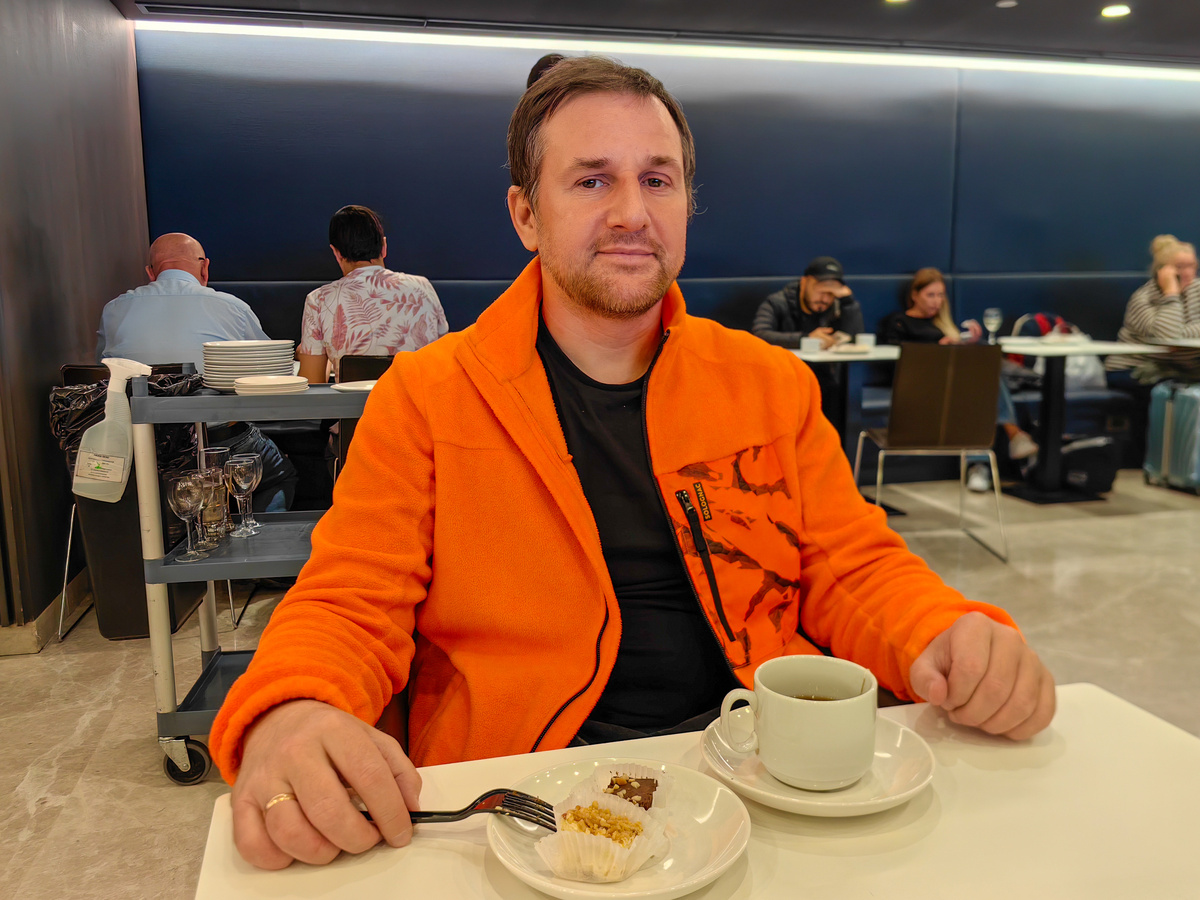 В бизнес-зале ждать комфортнее и сытнее, особенно при задержке рейсов