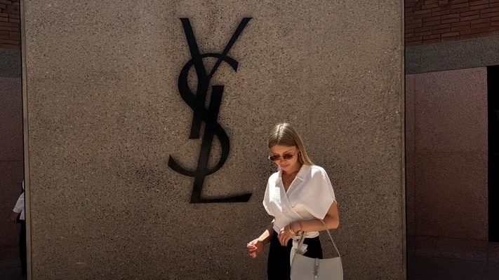 Команда FollowMeTo у музея Ив Сен Лорана